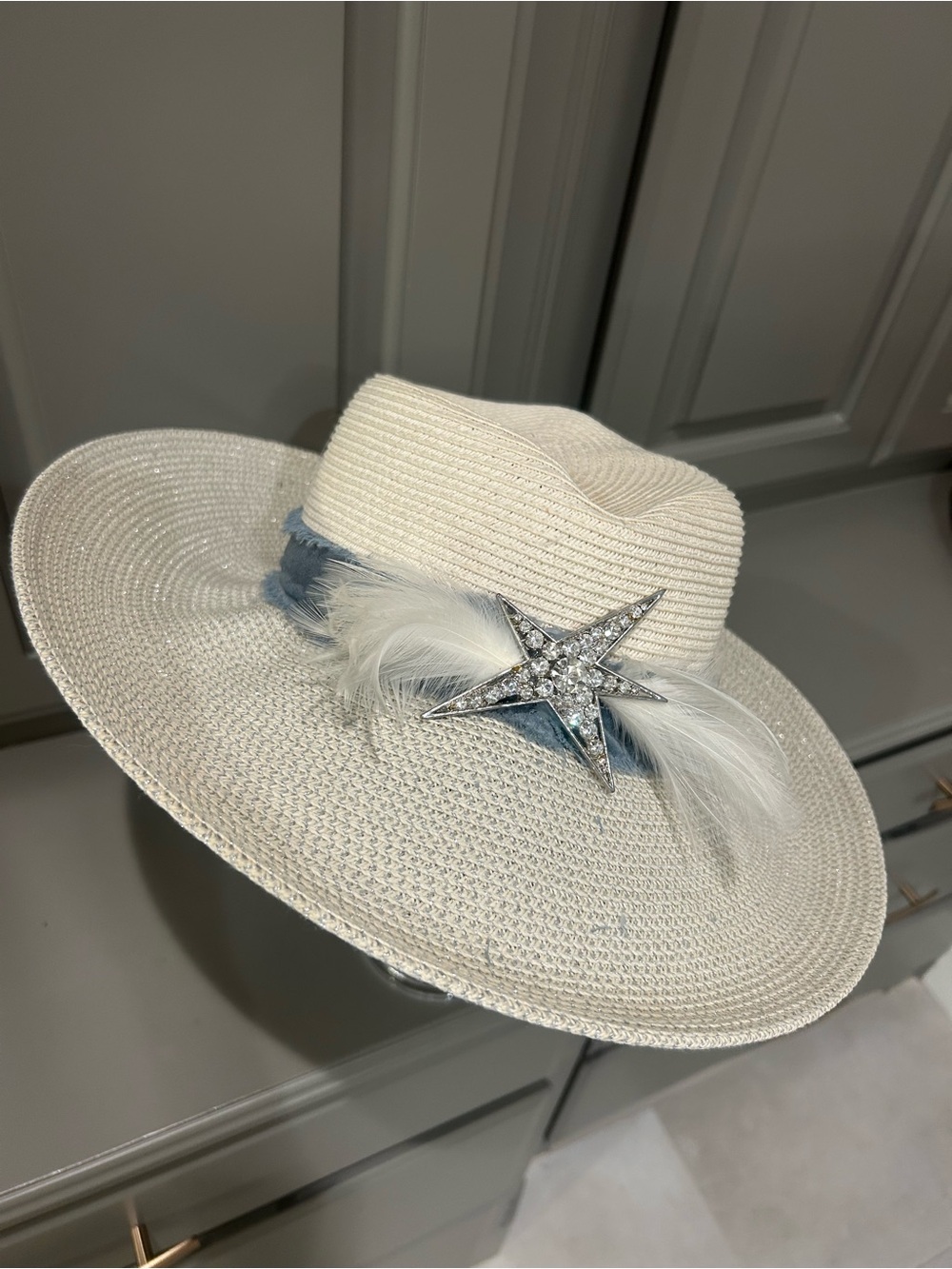 Cream Wide-Brim Straw Hat with Star Brooch and Feather Trim
